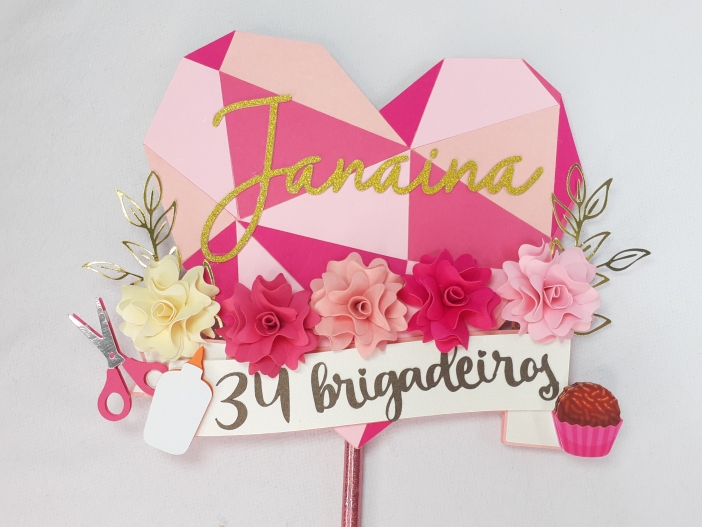 Transformamos papel em topo de bolo personalizado com muito amor e criatividade .